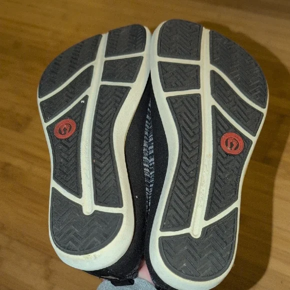 Altra Vali Black and Gray Women's Sneakers - Picture 4 of 4